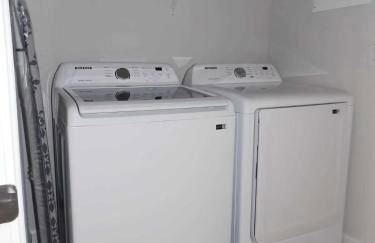 Modern 4BR Home with Wi-Fi & Garage Games - Foto 7