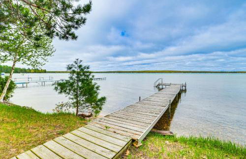 Higgins Lake House with Swimming Dock! - Foto 5