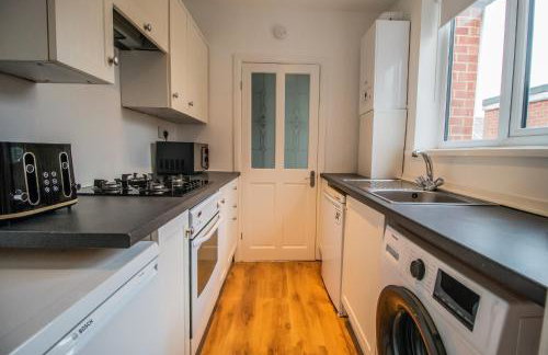 Free Parking, Ideal for Long Term Contractor, etc Stays, Regular Housekeeping Option, 10 min Walk from Beach and Metro 15-20 min Drive to Nissan & Newcastle - Dwellcome Home Ltd 2 DOUBLE Bedroom 3 Bed Apt, Fast WIFI - See our Site for Assurance - Foto 6