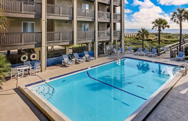 Newly Remodeled Oceanfront Condo with Salt Water Pool and Private Walkway to Beach by RedAwning - Foto 16