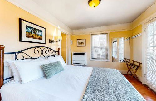 Steps to Sand Beach Hill Bungalow with Patio - Foto 13