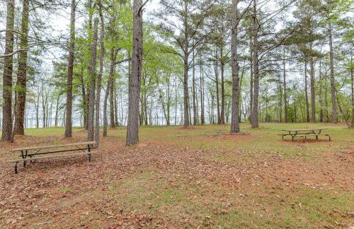 Patio and Pool Table Lake Marion Getaway - Foto 34
