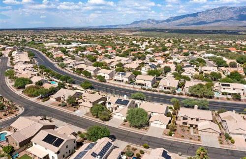 French Country Charm with Pool and Mountain Views - Foto 34