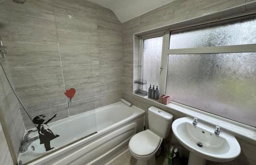 4 Beds House for Families & Contractors with Free Parking - Photo 41