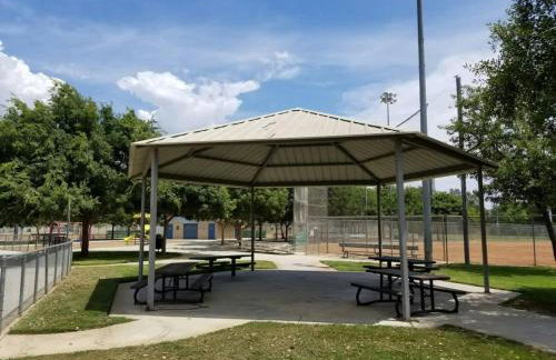 Entire Private Home with 4 Bedrooms 2 Bathrooms, Mountain Edge, New House, Ranch, Gated Yard, Available Now - Foto 66