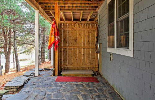 Beautiful Sandy Point Getaway with Wraparound Deck! - Foto 22