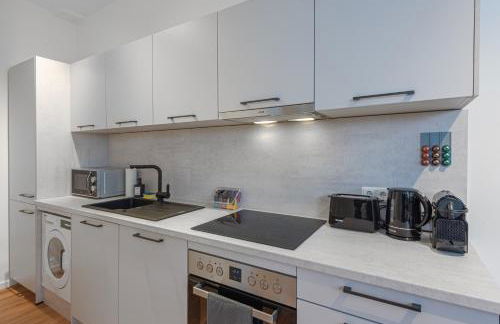 Modern, komplett saniert, in zentraler Citylage beim Kennedyplatz, voll ausgestatte Küche, offener Wohn- und Essbereich, helle Räume - Photo 30