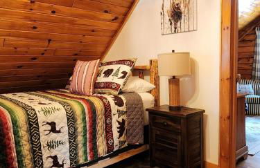 Stylish Forest Lodge with Large Hot Tub, Firepit and Fireplace minutes to Gore Mountain - Foto 42