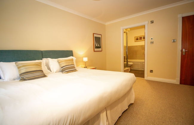 Turnberry Apartments - Photo 10