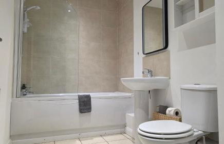 4 Bedroom Home Tameside Greater Manchester Sleeps 8 - Foto 15