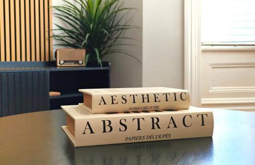 Stunning Apartment-6 Minute walk from Beach-Free Parking - Photo 13