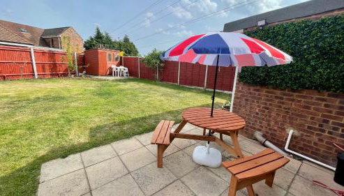 Cheerful 3 Bedroom 2 Bathroom Bungalow by CozyNest - Foto 5