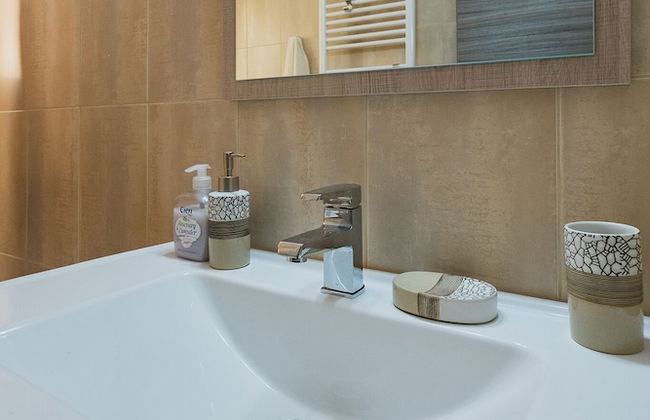 Spacious & New fully equipped Home with Parking - Foto 38