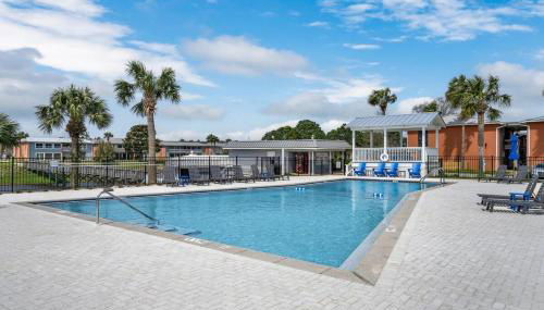 240 Queen Bed, 3 Pools, 80in TV - Photo 3