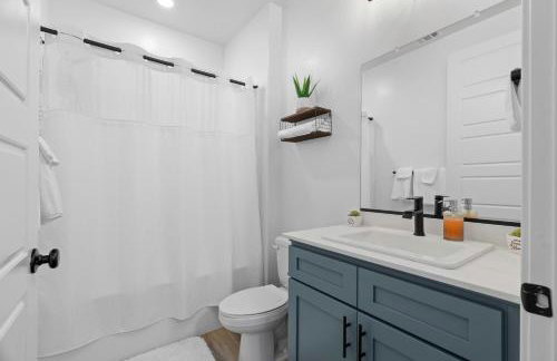 Modern 1BR Suite w AC Sleeps 3, NW Bakersfield - Photo 27