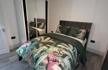 Luxxe House with Hot tub and Pool table - Photo 9