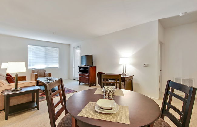 Global Luxury Suites at The Village - Photo 15