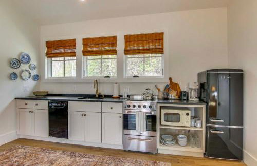 Modern Mountain-View Gem with Deck in Glenville - Foto 15