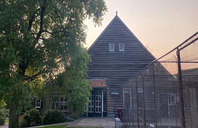 House Situated Peacefully on a Vast Green - Foto 27