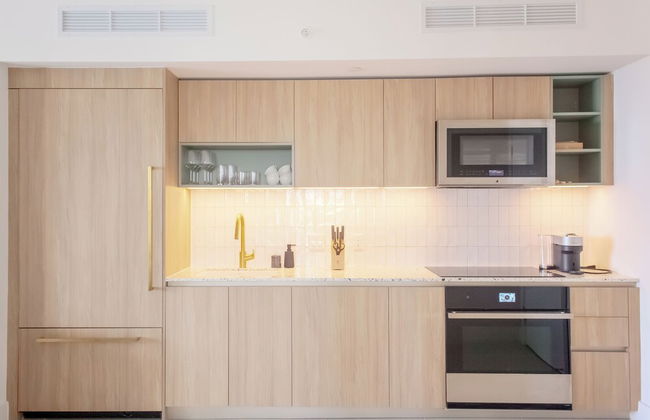 Luxurious Downtown Escape - Photo 21