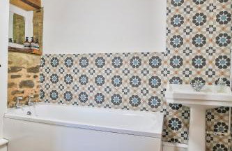 Smiddy Cottage, Historic Village Hub with Spacious Lounge, High Ceilings, and Wood Stove - Foto 12