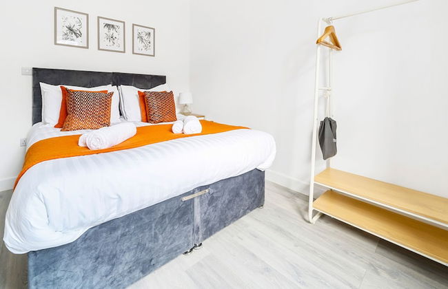 Modern Town Center Apartments Aldershot - Photo 3