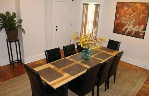 East Nashville upstairs apartment, one queen BR, 2 twin BR,1bath in Five Points, close to downtown - Foto 6