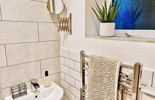 2-Bed Apartment - For Contractors & Business Travellers - Long Stays Welcome - Photo 62