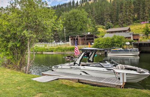 Waterfront Cabin with 2 Boat Docks and Mtn Views! - Foto 32