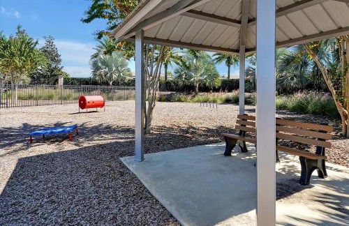 Cozy 3 Bedroom Townhouse Near Disney w/ Patio - Foto 34