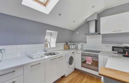 Stylish 2BR Retreat Steps from Kings Cross - Foto 5