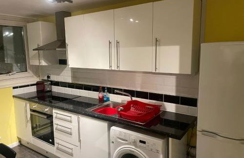 "Snooze Central" - City Centre Apartments above Victoria Centre Shopping Centre with full Kitchen in Milton Street - up to 4 Beds - most Central Location next to the Hilton Hotel - Outdoor Parking for Cars or Vans five pounds a day - Sunday 1pm Check-Out - Photo 4