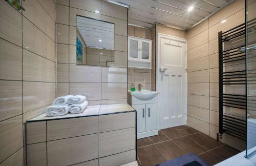 Modern 3BR Manchester Home Sleeps 7 Parking - Foto 33