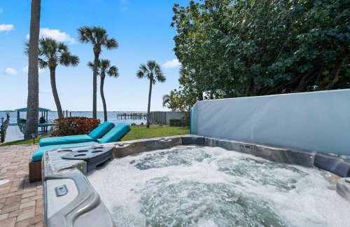 Game Room Theater Luxurious Waterfront Retreat - Photo 66