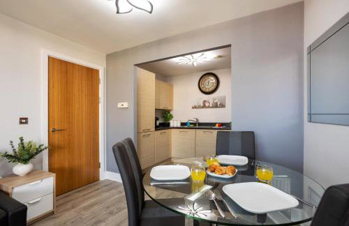 Vista Verde - Luxury City Penthouse 2BR - Sleeps up to 6 - Parking - Photo 10