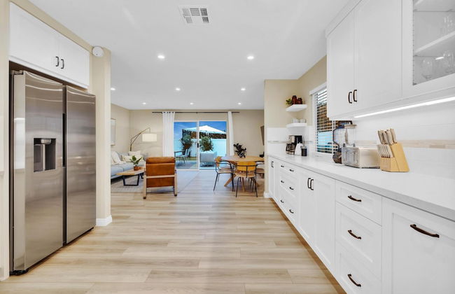 Designer Coastal Paradise w Pool - Steps to Beach - Foto 29