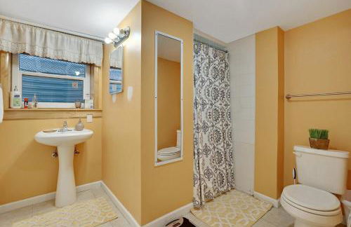 Super Cute & Cool Home with 65Inch TV 2Baths 4 Bedrooms 2King Beds BBQ Grill Fenced Backyard - Foto 52