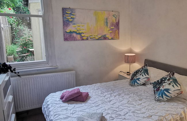 1 Bed Victorian Flat Sleeps 4 - Garden & Patio - Foto 2