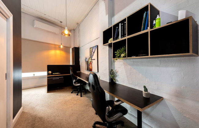 Unique 2BR Converted Storefront APT in Alphington! - Foto 12