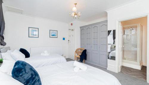 Contractor Stay above bar and restaurant - Foto 4, towels, wardrobe