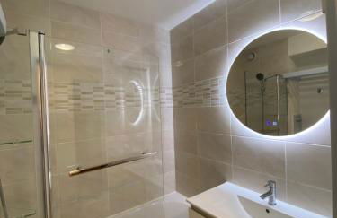 Joli studio climatisé au Port de Hyères - Proche Plages et Commerces - Linge de maison fourni - Foto 10