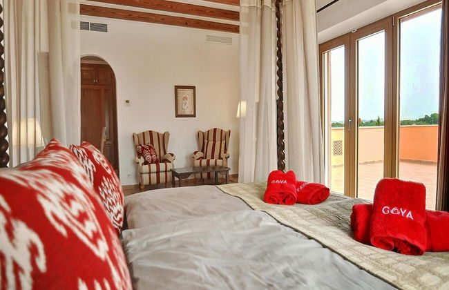 Exquisite Villa With Views - Photo 2