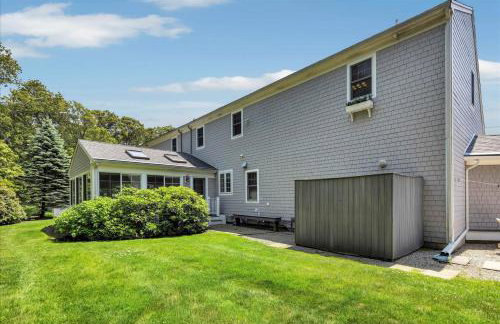 Stay 1 Block from Ocean at 7-Bed Retreat with Yard, Deck and Game Room, Host Up to 22 Across 16 Beds, Gas Fireplace, Gas Grill, Ample Parking, Walk to Menauhant Beach, Perfect for Family Getaway, 24 Hr Hospitality - Foto 35