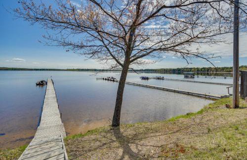 Stone Lake Cabin with Private Deck and Fire Pit! - Foto 2