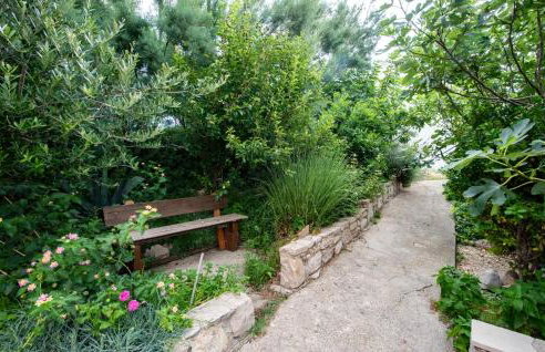 Lovely Apartment In Stara Vas With Wifi - Photo 14