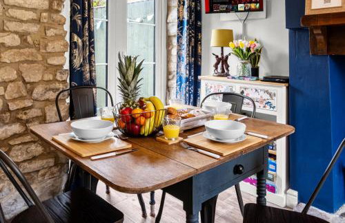 Charming 2-BR Cottage in Stonehouse with Courtyard Garden and Log Fire - Foto 5