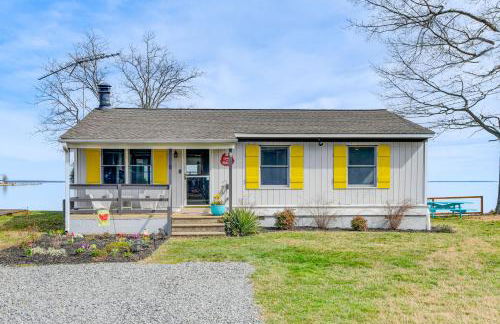 Riverfront Colonial Beach Home with Private Beach! - Foto 30