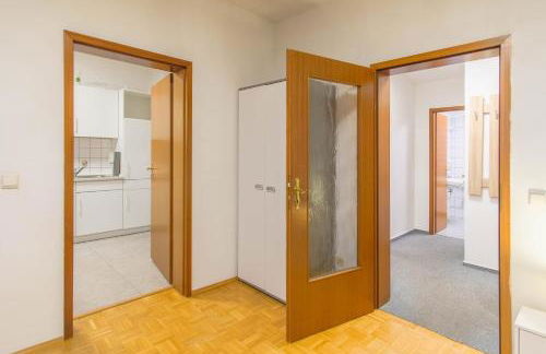 A place to stay - single beds, tv - Foto 6