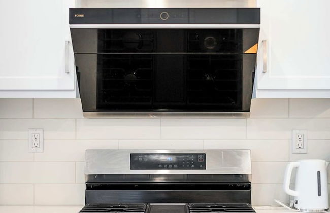 Chic Modern Retreat With Stunning Views 1360 Sqft - Photo 15