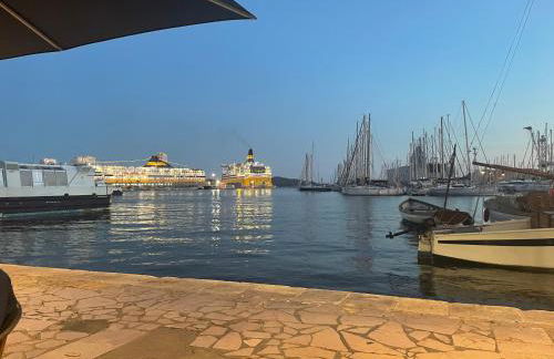 Au cœur du vieux Toulon au calme appartement rénové climatisé confortable étage élevé avec ascenseur proche parking et toutes commodités - Foto 35